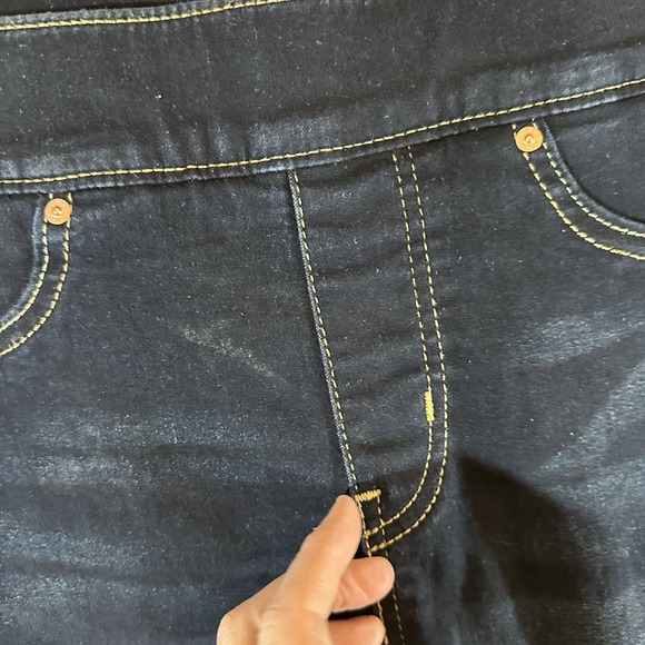 Levi Strauss Signature Gold Women's Totally Shaping Pull-on Jeans 31/28 - Picture 8 of 13